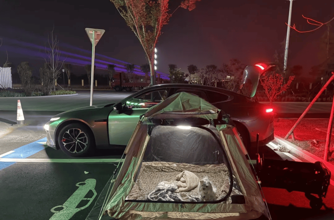 庆期间年轻人旅行掀起“帐篷过夜”热潮pg电子中文模拟器不住酒店住帐篷！国(图3)